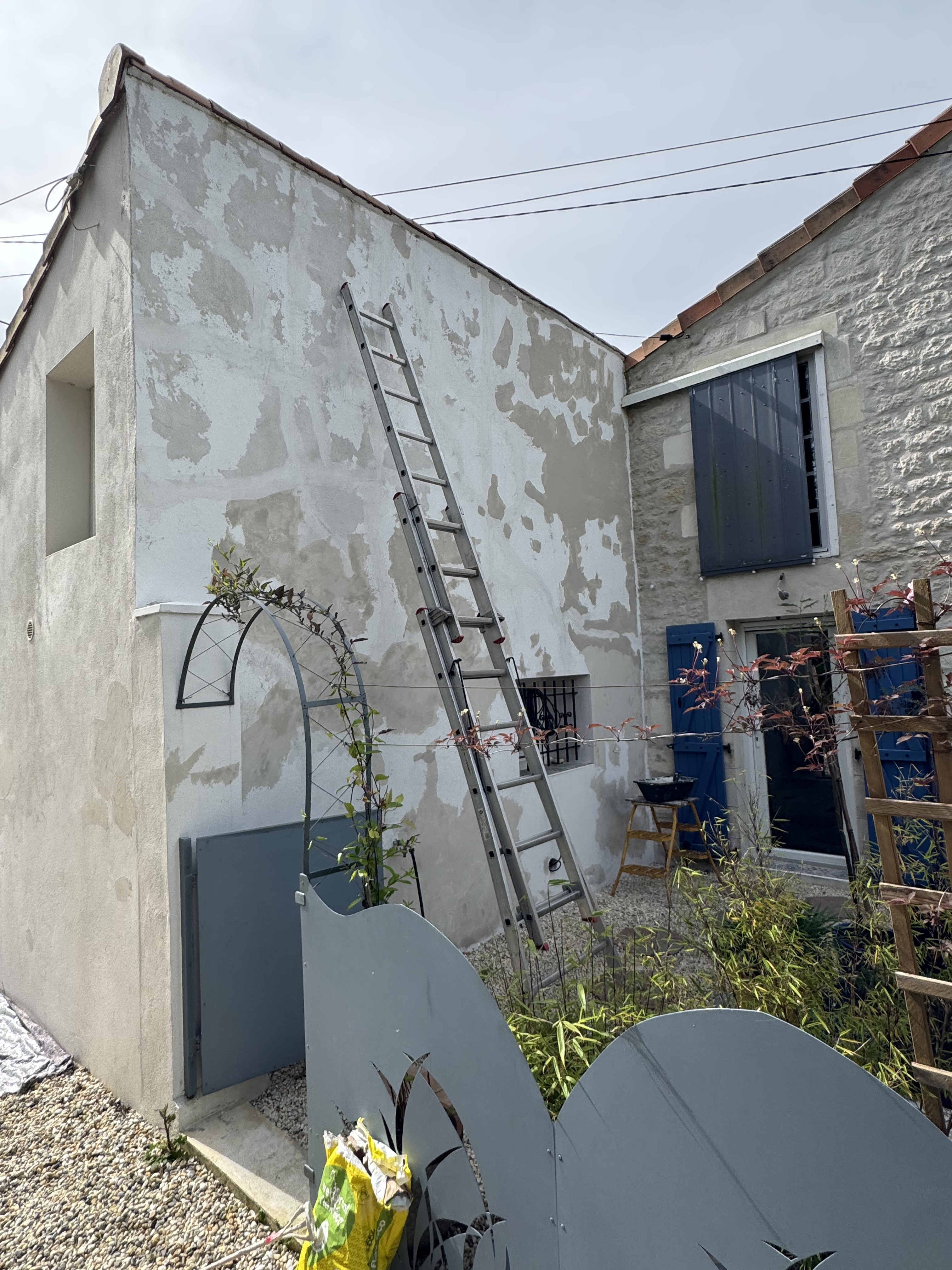 Crépi, peinture ou bardage : quelle finition choisir pour sa façade ?